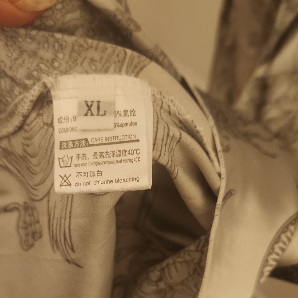 Elegant Silver Patterned Robe - Picture 3 of 6